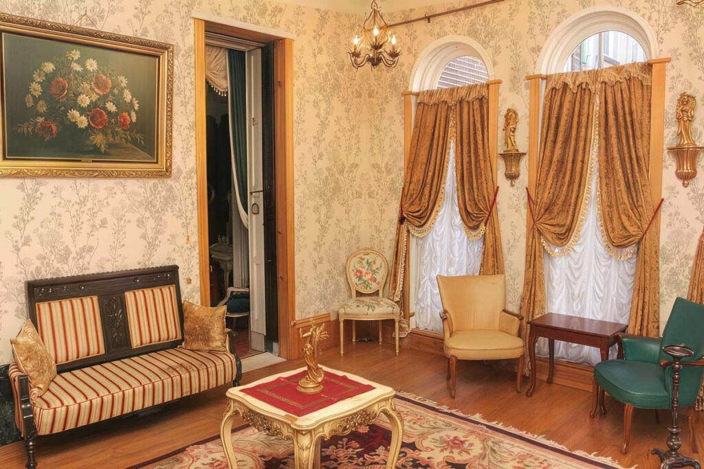 What to Consider When Buying Wallpaper Online: A Complete Guide