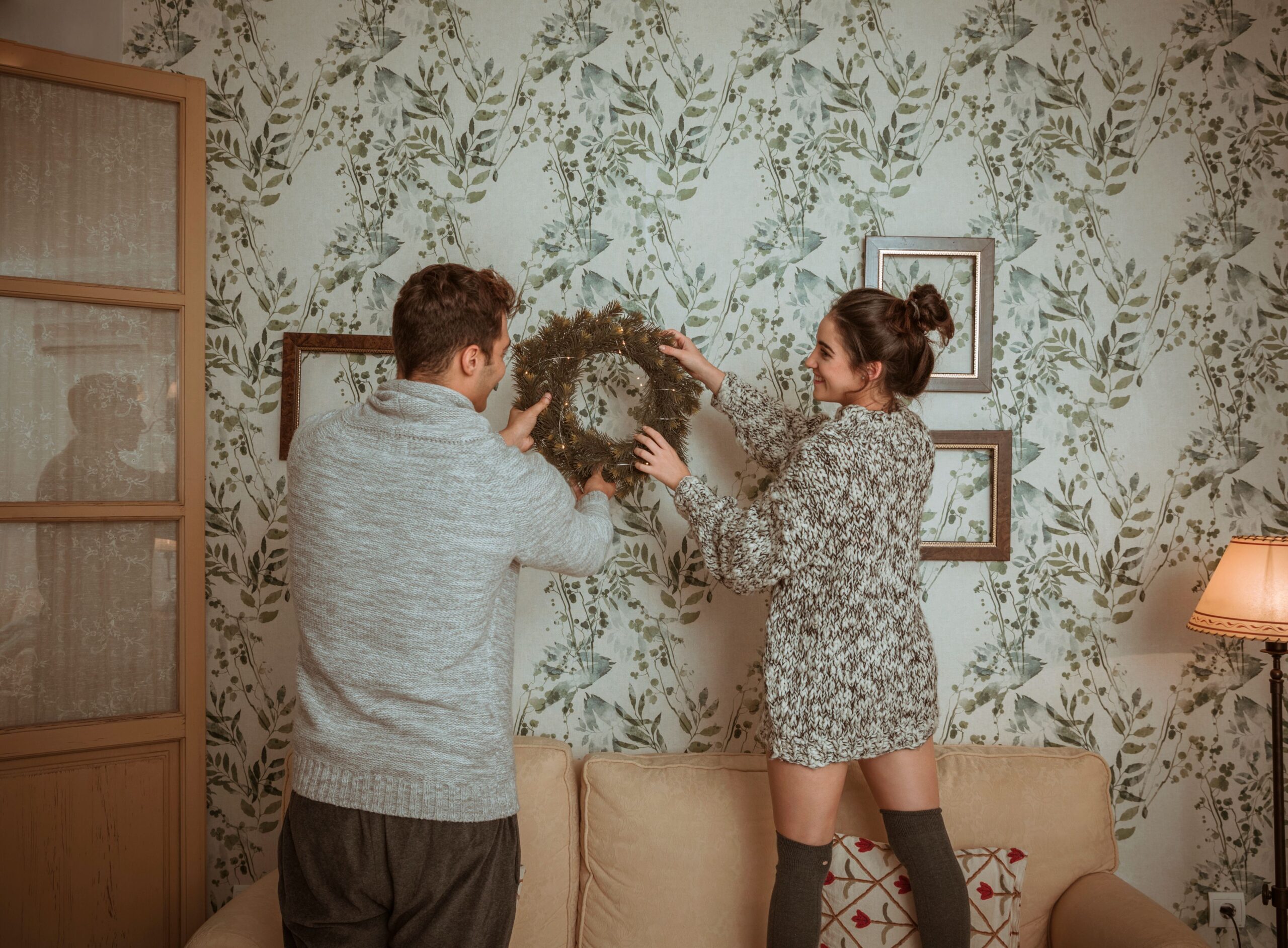 couple-putting-wreath-wall (2)